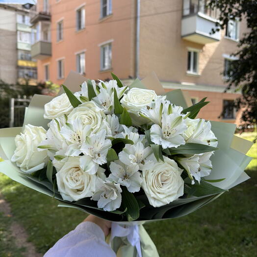 Микс букет с альстромерией и белой розой
