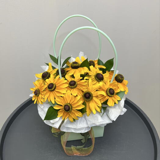 «Мятный летний свет: мини-подсолнухи и рускус в сумочке на оазисе»🌻