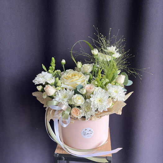 Шляпная коробка с белыми цветами