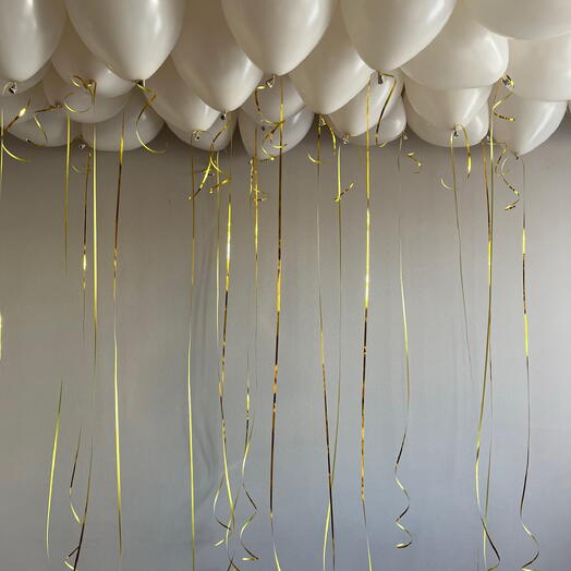 Воздушные шарики под потолок на золотых лентах Кремовые шарики 🎈