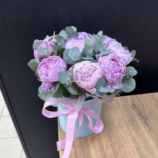 Композиция из пионов и эвкалипта