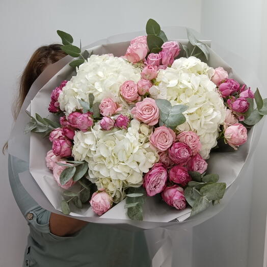 Авторский букет гортензии, пионовидная кустовая роза, эвкалипт