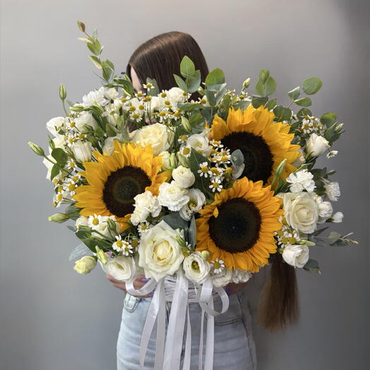 🌻Три Подсолнуха и Белые Розы в большой корзине 🌻
