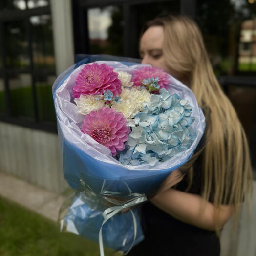 Букет нежный «Малиновый мусс💙» с георгинами, гортензией и оксипеталумом