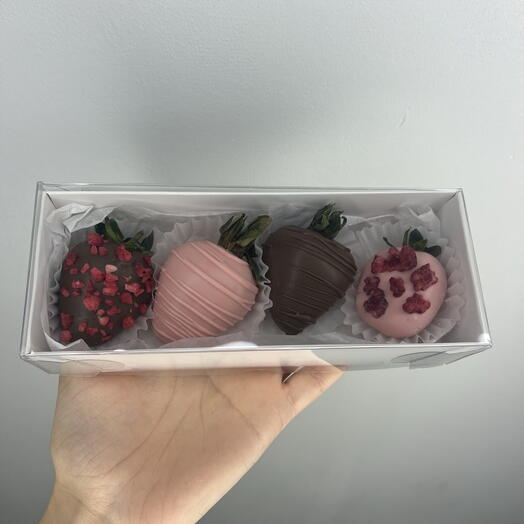 Коробочка с клубникой в шоколаде 4 штуки