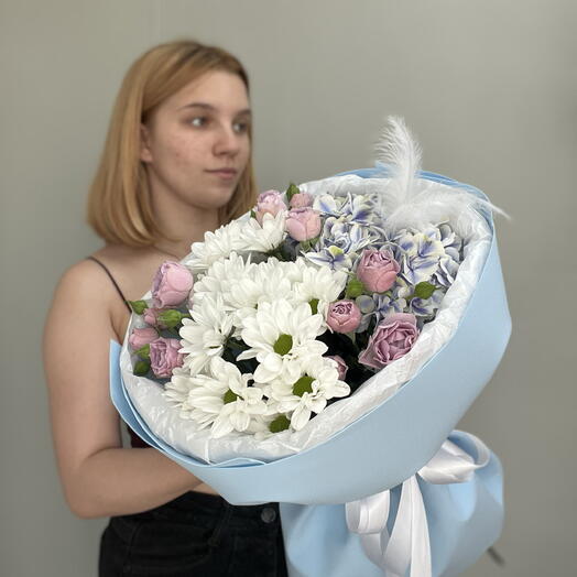 Букет с гортензией и кустовыми розами
