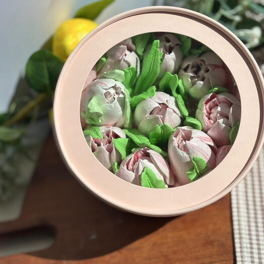 Круглая коробочка с тюльпанами из зефира( цвет коробочки и тюльпанов может отличаться)