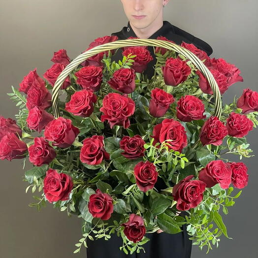 Корзина из красных роз « Мама мия»