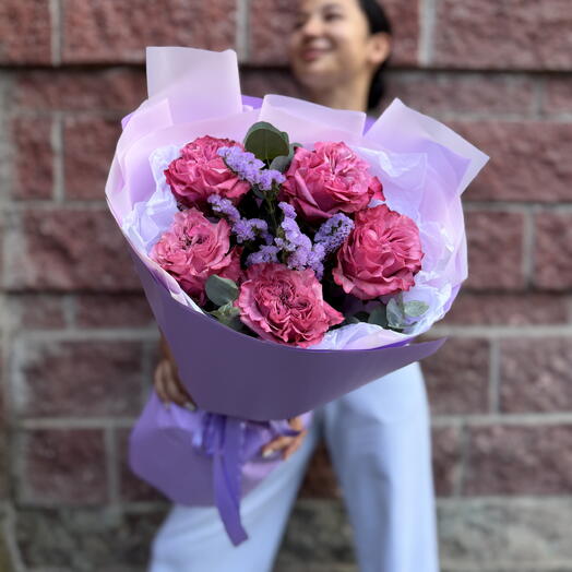 «Нежная дымка: роза „Кантри Блюз и статица» в стильной упаковке 🌸
