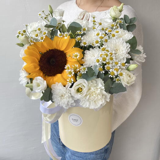 Композиция «Ромашковое поле» с матрикарией, подсолнухом, эустомой🌼🤍