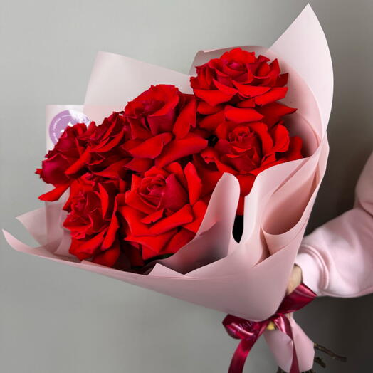 Алые французские розы в милом букете 🥰