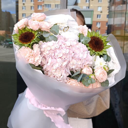 Авторский букет с гортензией и подсолнухами "Нежнее нежного"