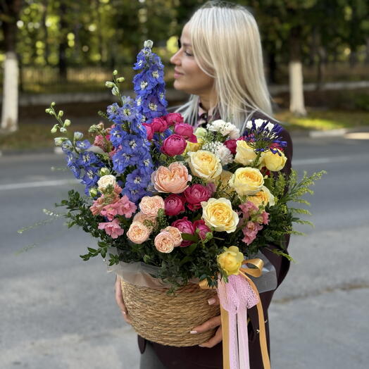 Корзина с дельфиниумом