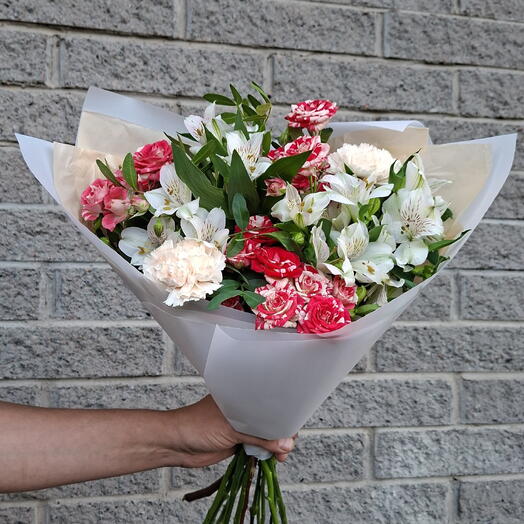 Авторский букет из кустовых роз и альстромерии 💗