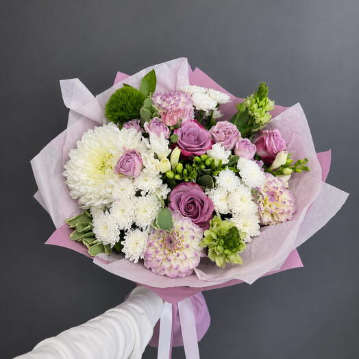 Пышный букет георгин и роз «Lilac Tenderness»