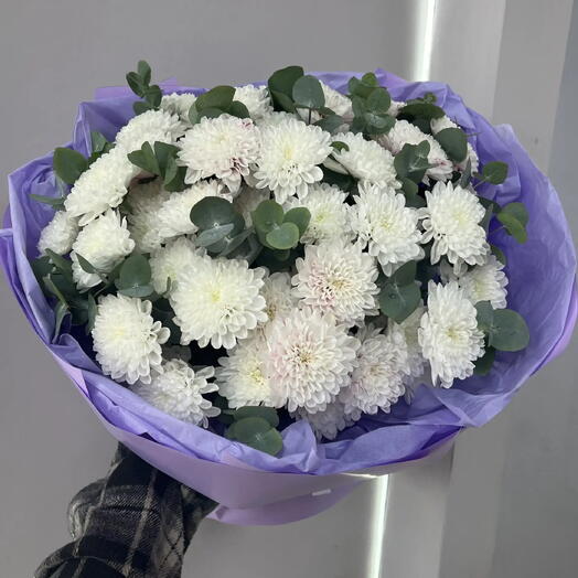 Моно букет из кустовой хризантемы 9 шт и эвкалипта