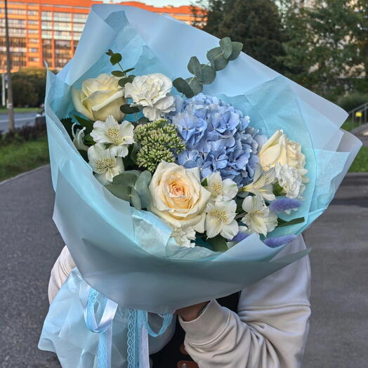 Сборный букет с голубой гортензией