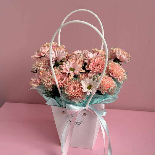 Композиция из хризантем в сумочке🌸🩵