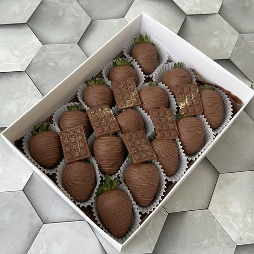 Клубника в шоколаде 12 ягод с плитками