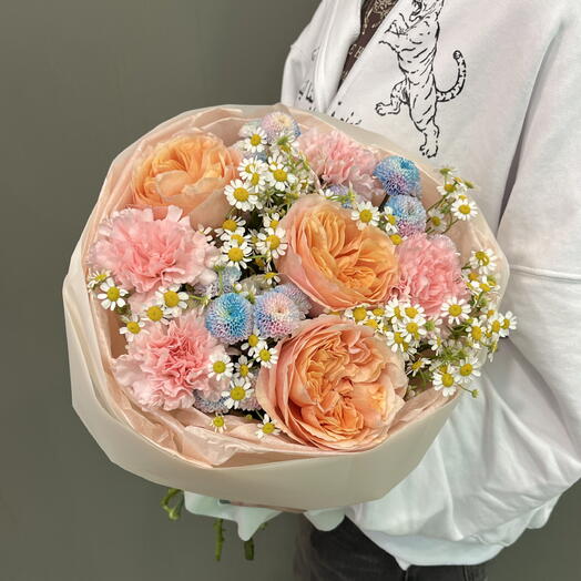 Букет с пионовидными розами и ромашками в оформлении🌸