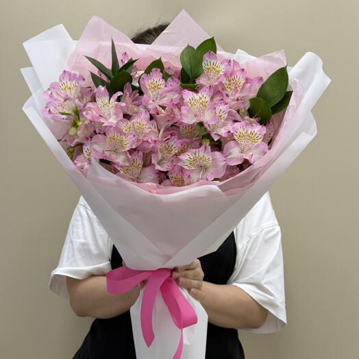 Букет из альстромерий и рускуса 💐