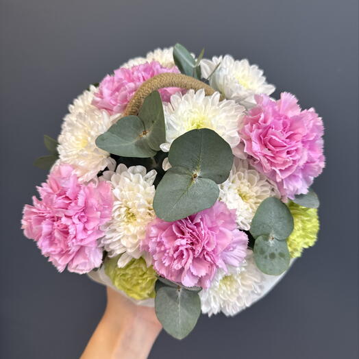 Милая композиция в плетеной корзинке 🌸