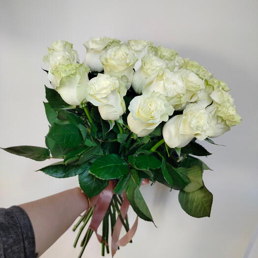 25 белых роз (50см)