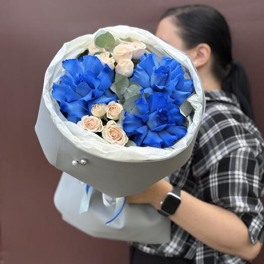 Стильный букет из синих французских и нежных кустовых пионовидных роз