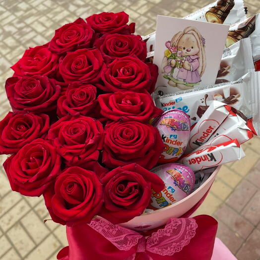 Композиция из красных роз и сладостей 💞