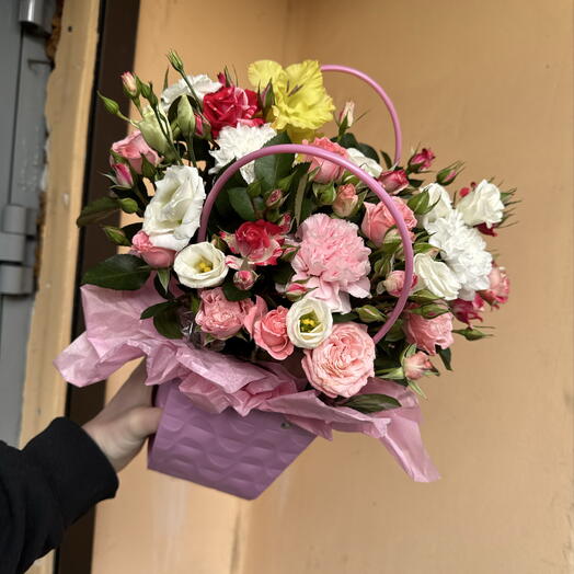Сумочка «романтика на пляже» в составе гладиолус, кустовые розы, диантус, эустома