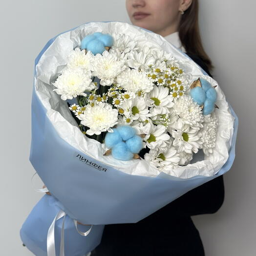 Букет из кустовых хризантем, танацетума ромашки и хлопка