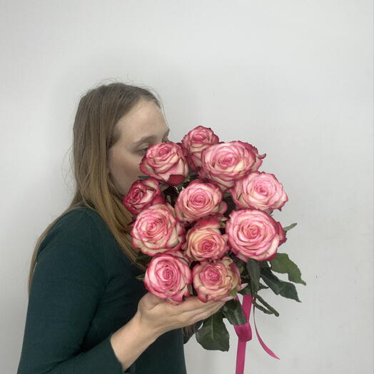 11 розовых роз