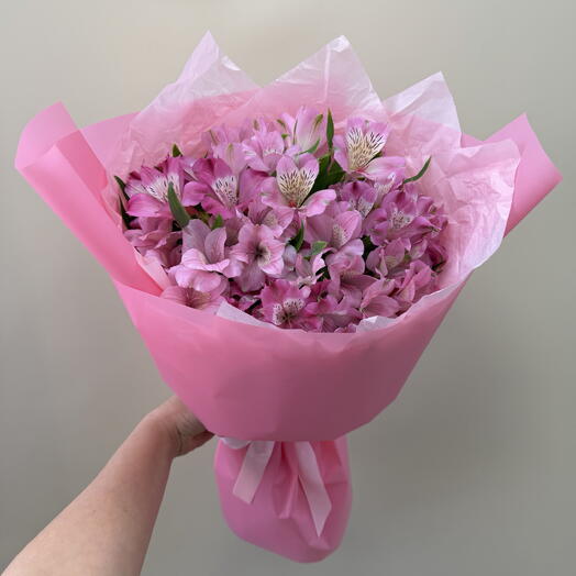 Букет-комплимент из розовых альстромерий 💐