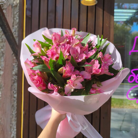 Букет из 7 розовых альстромерий