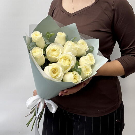 Букет из 11 белых роз Ивана с эвкалиптом