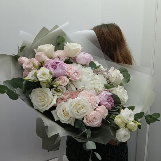 Авторский букет пион, роза пионовидная кустовая, гортензия, роза, эустома, эвкалипт