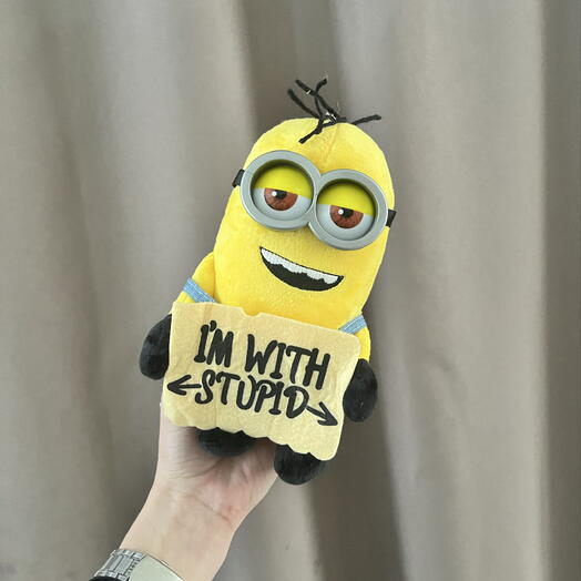 Игрушка «Миньон» с табличкой