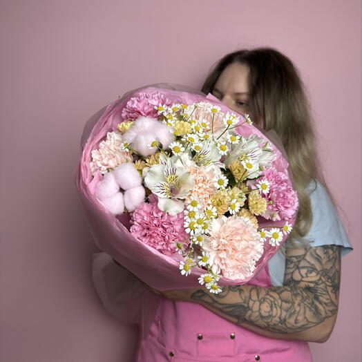 Круглый букет с ромашками и белой альстромерией