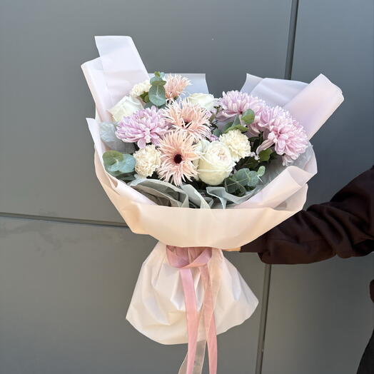 Букет из пионовидной розы, герберы, хризантемы и эвкалипта