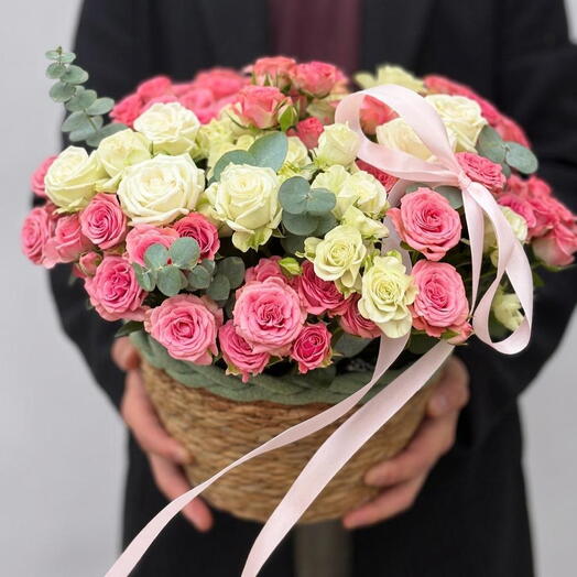 Авторская композиция «17 мгновений нежности» 🌸🧺 – кустовые розы