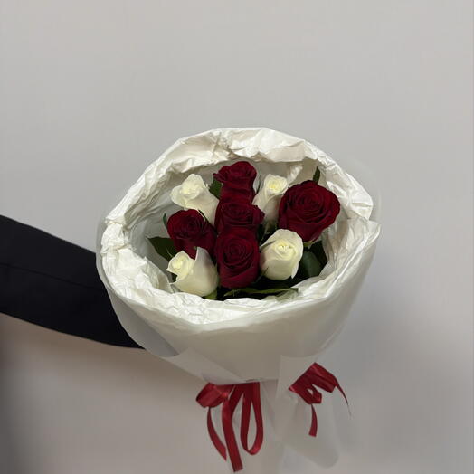 Букет из 9 красных и белых роз