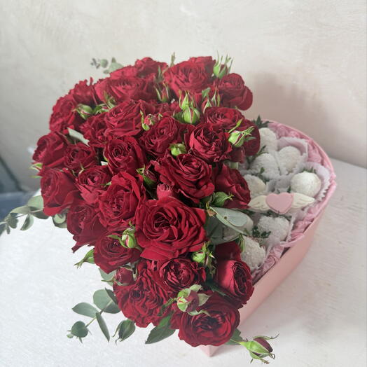 Кустовые розы и клубника в шоколаде в коробке
