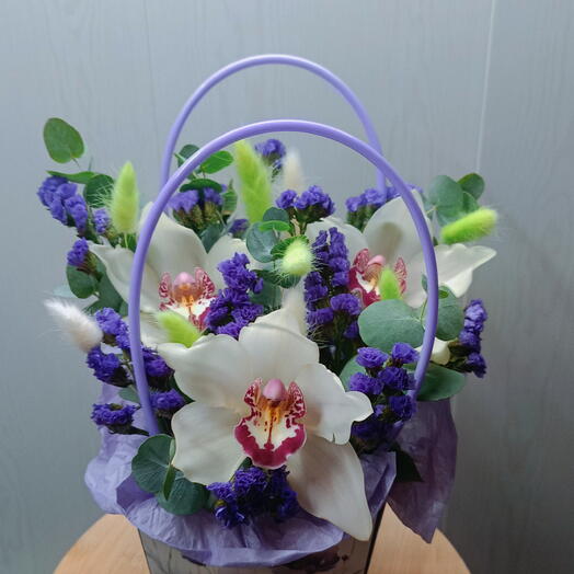 Яркая композиция в сумочке с орхидеями