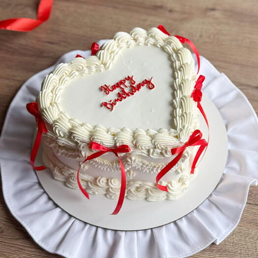 Бисквитный торт «happy birthday» в форме сердца, с кремовыми рюшами и бантиками, стиль ламбет, для жены, девушки, подруги