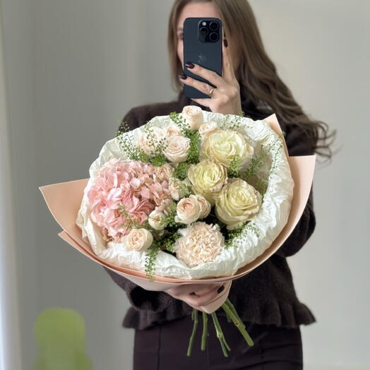 Нежный сборный букет с гортензией, зеленью и розами