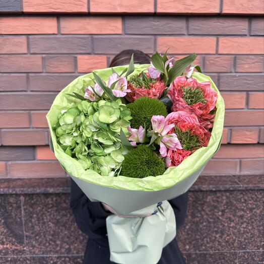 Авторский букет с зеленой гортензией и розами