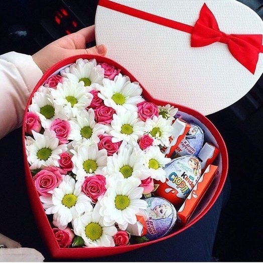 Caja de corazón con flores y Kinder