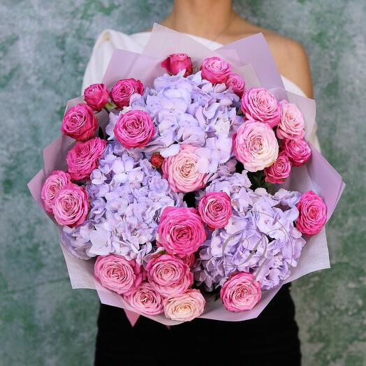 Букет из гортензии и роз бомбастик