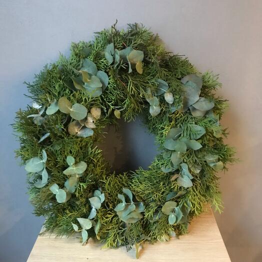 Corona de Thuja y eucalipto