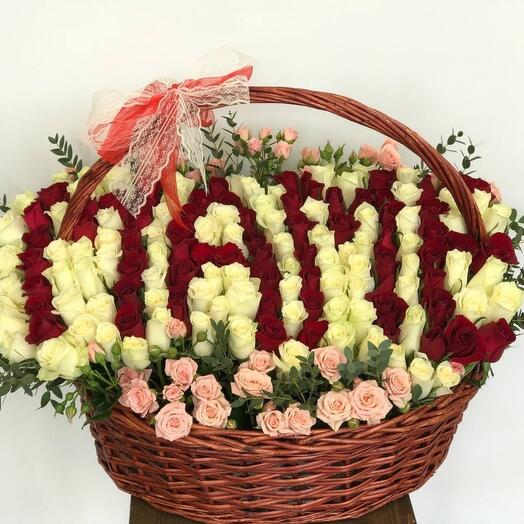 Корзина гигант из роз Маме